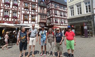 Neuerburg- groep op het plein- Buitenhof Reizen- begeleide vakanties voor mensen met een verstandelijke beperking