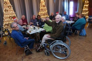 Bergeijk - Reizigers aan tafel - Buitenhof Reizen begeleide vakanties voor mensen met een verstandelijke beperking.