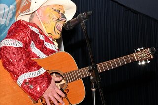 Buitenhof Clubfeest - Zanger Jeroen - Buitenhof Reizen begeleide vakanties voor mensen met een verstandelijke beperking.