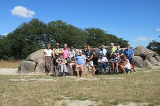 Beilen - Groepsfoto bij hunebed - Buitenhof Reizen begeleide vakanties voor mensen met een verstandelijke beperking