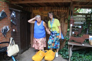 Beilen - Vrouw in grote klompen - Buitenhof Reizen begeleide vakanties voor mensen met een verstandelijke beperking