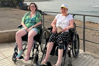 Tenerife - Reizigers in rolstoel bij strand - Buitenhof Reizen begeleide vakanties voor mensen met een verstandelijke beperking