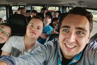 Lipnomeer - Groepsselfie in busje - Buitenhof Reizen begeleide vakanties voor mensen met een verstandelijke beperking