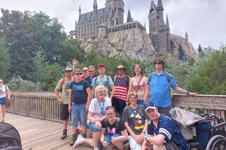 Florida-Orlando- groep bij kasteel- Buitenhof Reizen- begeleide vakanties voor mensen met een verstandelijke beperking