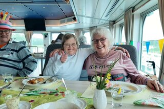 Riviercruise - Rijncruise - reizigers aan tafel - Buitenhof Reizen begeleide vakanties voor mensen met een verstandelijke beperking