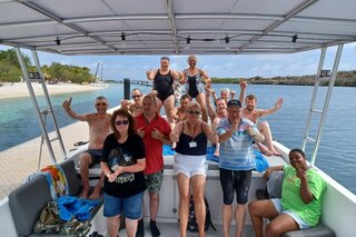 Curacao - Groepsfoto op boot - Buitenhof Reizen begeleide vakanties voor mensen met een verstandelijke beperking