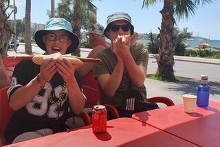 Torremolinos - Mannen met broodje worst - Buitenhof Reizen begeleide vakanties voor mensen met een verstandelijke beperking