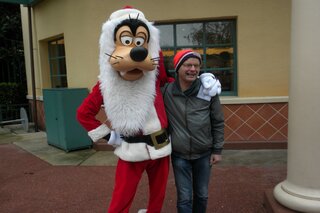 Disney winter - Goofy met man - Buitenhof Reizen begeleide vakanties voor mensen met een verstandelijke beperking. 