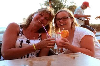 Mallorca - Meiden met coctail - Buitenhof Reizen begeleide vakanties voor mensen met een verstandelijke beperking