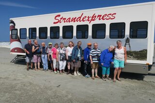 Ameland - groepsfoto voor de Strandexpress - Buitenhof Reizen begeleide vakanties voor mensen met een verstandelijke beperking. 