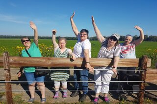 De Moer vrouwen voor hek - Buitenhof Reizen begeleide vakanties voor mensen met een verstandelijke beperking