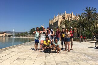 Mallorca - Groepsfoto bij vesting - Buitenhof Reizen begeleide vakanties voor mensen met een verstandelijke beperking