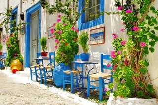 Kreta - voorkant Grieks huisje - Buitenhof Reizen begeleide vakanties voor mensen met een verstandelijke beperking. 