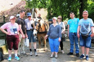 Almelo - Groep met paard - Buitenhof Reizen begeleide vakanties voor mensen met een verstandelijke beperking. 