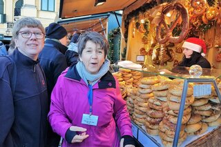 Wunderland Kalkar Muziekreis - Dames bij broodwagen - Buitenhof Reizen begeleide vakanties voor mensen met een verstandelijke beperking. 