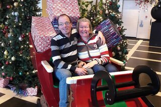 Wunderland Kalkar Muziekreis - Man en vrouw in kerstslee - Buitenhof Reizen begeleide vakanties voor mensen met een verstandelijke beperking. 