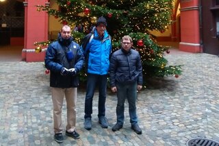 Kerst in het Duitse Beieren - Mannen bij kerstboom - Buitenhof Reizen begeleide vakanties voor mensen met een verstandelijke beperking