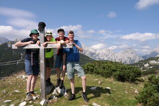 Krvavec - Jongens bij het houten kruis - Buitenhof Reizen begeleide vakanties voor mensen met een verstandelijke beperking