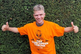 Spa F1 - Buitenhof Reizen - man in Max Verstappen shirt - Buitenhof Reizen begeleide vakanties voor mensen met een verstandelijke beperking 