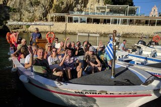 Corfu - groep in een boot - Buitenhof Reizen begeleiders vakanties voor mensen met een beperking
