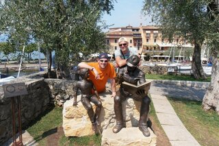 Toscane & Florence - Mannen bij beeld - Buitenhof Reizen begeleide vakanties voor mensen met een verstandelijke beperking