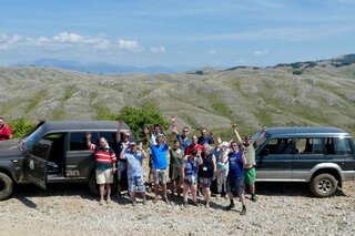 Struga - groep bij bus in bergen - Buitenhof reizen begeleide vakanties voor mensen met een verstandelijke beperking