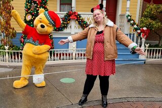 Disney - Winny de Poeh met dame - Buitenhof reizen begeleide vakanties voormensen met een verstandelijke beperking
