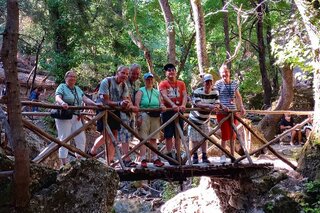 Rhodos - Groepsfoto op brug - Buitenhof Reizen begeleide vakanties voor mensen met een verstandelijke beperking.