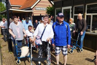De Rijp Muziekreis - Reizigers in dorpje - Buitenhof Reizen begeleide vakanties voor mensen met een verstandelijke beperking.