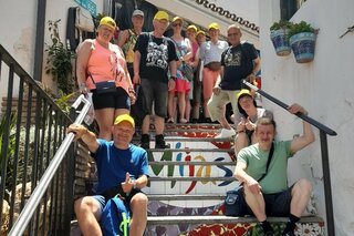 Fuengirola - Groepsfoto op trap - Buitenhof Reizen begeleide vakanties voor mensen met een verstandelijke beperking.