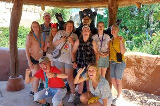 Disney Pommeuse - Groepsfoto - Buitenhof Reizen begeleide vakanties voor mensen met een verstandelijke beperking.