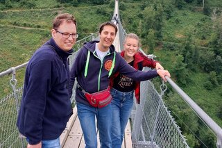 Eifel - Reizigers op loopbrug - Buitenhof Reizen begeleide vakanties voor mensen met een verstandelijke beperking.