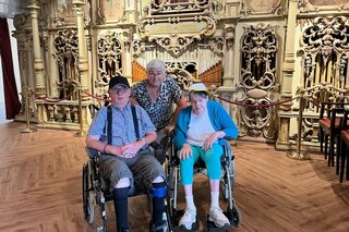 Bergeijk - Reizigers in museum - Buitenhof Reizen begeleide vakanties voor mensen met een verstandelijke beperking.