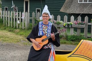 Egmond aan Zee - Gitaar - Buitenhof Reizen begeleide vakanties voor mensen met een verstandelijke beperking.