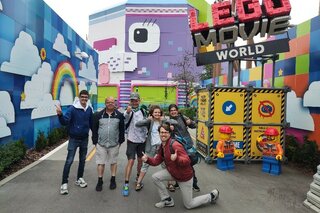 Legoland - Groepsfoto - Buitenhof Reizen begeleide vakanties voor mensen met een verstandelijke beperking.