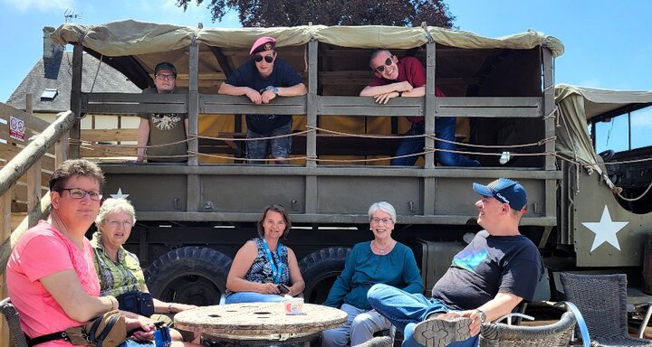 Normandie-groep bij truck- Buitenhof Reizen- begeleide vakanties voor mensen met een verstandelijke beperking