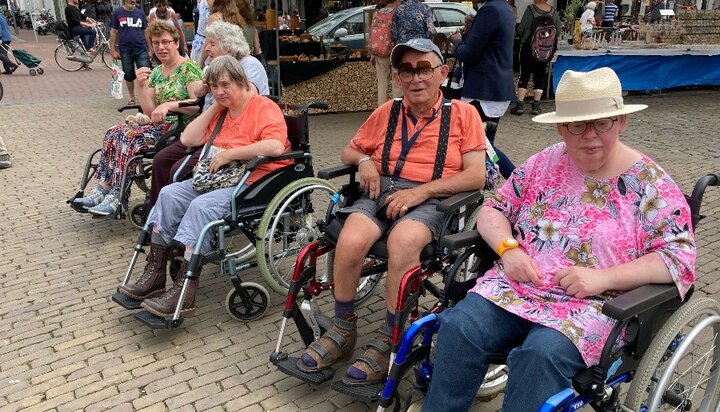 Ouderkerk - Markt - Buitenhof Reizen begeleide vakanties voor mensen met een verstandelijke beperking.