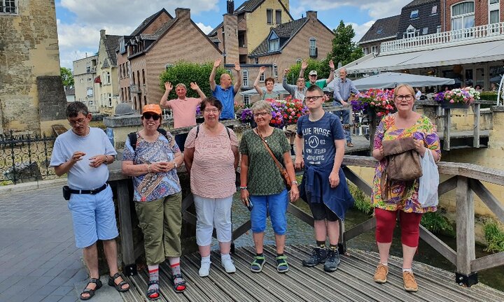 Wandelen in Limburg- groep op plein- Buitenhof Reizen begeleide vakanties voor mensen met een verstandelijke beperking