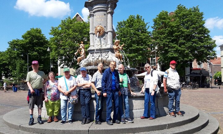 Riviercruise-bloemencruise-groepsfoto fontein- Buitenhof Reizen- begeleide vakanties voor mensen met een verstandelijke beperking