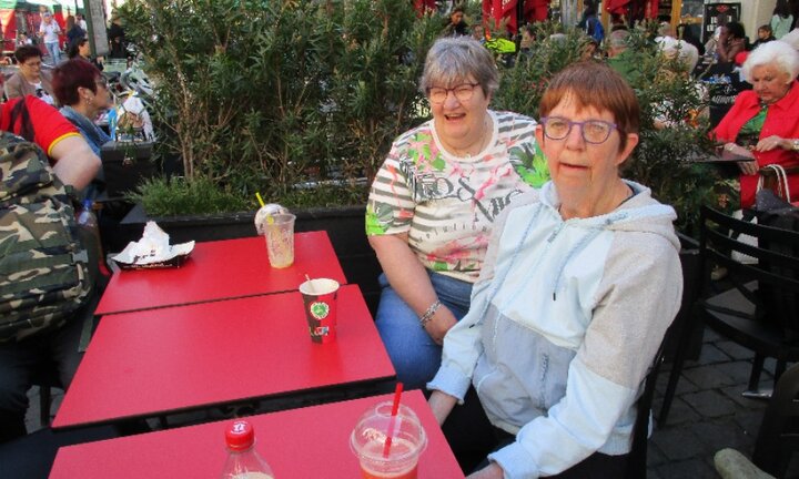 Riviercruise-bloemencruise-vrouwen op het terras- Buitenhof Reizen- begeleide vakanties voor mensen met een verstandelijke beperking