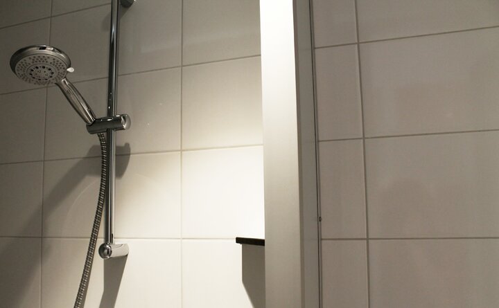 Groepsaccommodatie Manege Groenwoude douche - Buitenhof Reizen begeleide vakanties voor mensen met een verstandelijke beperking