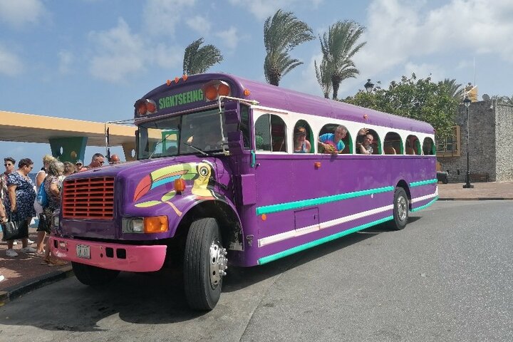 Curacao - Bus - Buitenhof Reizen begeleide vakanties voor mensen met een verstandelijke beperking.