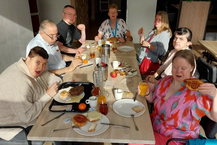 Almelo - Aan tafel - Buitenhof Reizen begeleide vakanties voor mensen met een verstandelijke beperking. 1
