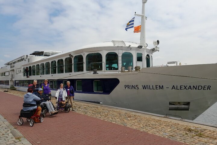 Buitenhof Zomercruise - Voor de boot - Buitenhof Reizen begeleide vakanties voor mensen met een verstandelijke beperking.