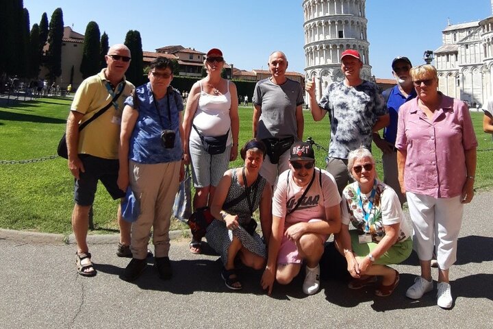 Toscane - Groepsfoto Pisa - Buitenhof Reizen begeleide vakanties voor mensen met een verstandelijke beperking.