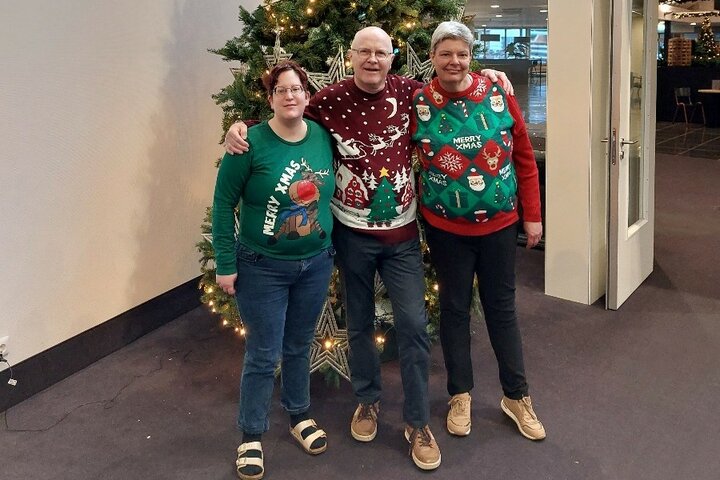 Kerst in de Bonte Wever - Bij de kerstboom - Buitenhof Reizen begeleide vakanties voor mensen met een verstandelijke beperking.
