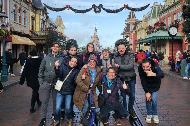 Disneyland Winter - Groepsfoto - Buitenhof Reizen begeleide vakanties voor mensen met een verstandelijke beperking.