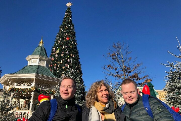 Disneyland Winter - Selfie - Buitenhof Reizen begeleide vakanties voor mensen met een verstandelijke beperking.