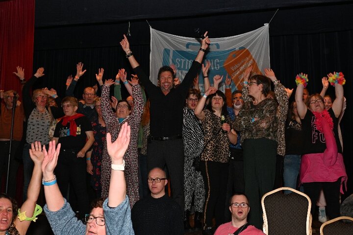 Buitenhof Clubfeest - Feest - Buitenhof Reizen begeleide vakanties voor mensen met een verstandelijke beperking.