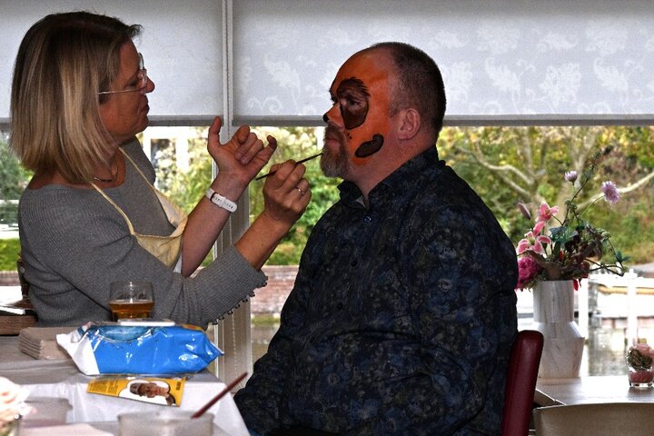 Buitenhof Clubfeest - Schminken - Buitenhof Reizen begeleide vakanties voor mensen met een verstandelijke beperking.